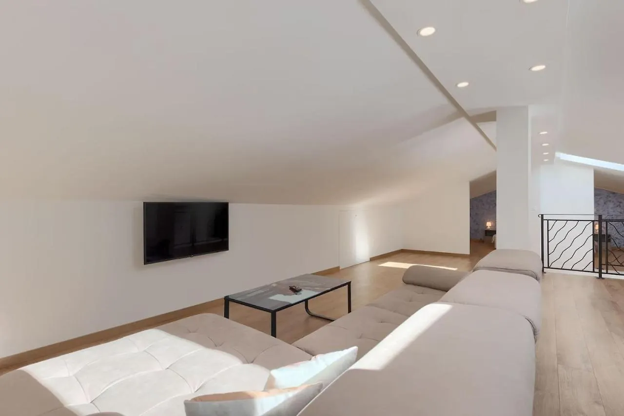 Villa Civitan With Infinity Pool In Novigrad ブルトニグラ 0*,
