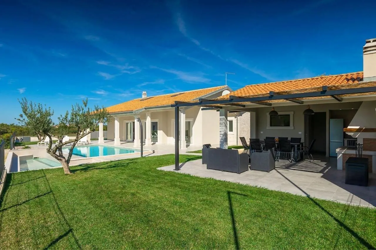 Villa Civitan With Infinity Pool In Novigrad ブルトニグラ 0*,