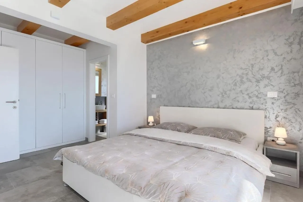 Villa Civitan With Infinity Pool In Novigrad ブルトニグラ